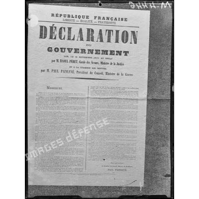 Paris, affiche officielle de la déclaration du gouvernement. [légende d'origine]