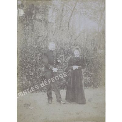 Novembre 1896. Ch[arles] Pierret et Marg[uerite] Hiver fiancés. Crouy-sur-Ourcq. [légende d'origine]