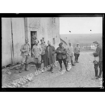Jaillon (Meurthe-et-Moselle). Nord de Toul. Etat-major du 341e d’infanterie. Lieutenant colonel (1er à gauche) devant le théâtre. [légende d'origine]