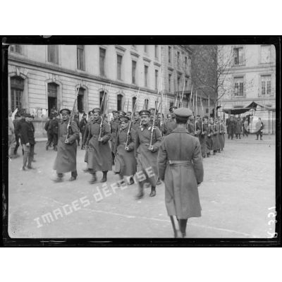 Paris. Soldats russes à la caserne de la Pépinière. [légende d’origine]