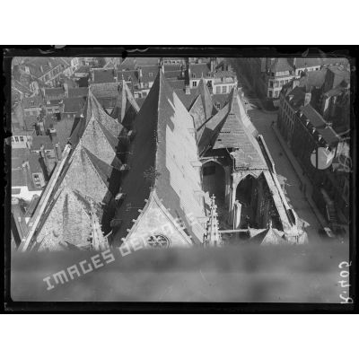 Dunkerque. La toiture de l’église St Eloi atteinte par les obus allemands de gros calibre, en partie bouchée par des planches, en partie encore effondrée (vue prise du beffroi). [légende d’origine]