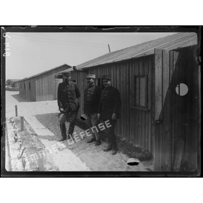 Près de Coxyde-Bains (Belgique). Au camp français, le commandant Delache du 165e infanterie. Au centre, le D. Delage aide-major du 165e infanterie à droite. Le capitaine Louis Gillet officier à l’Etat-Major du 36e Corps (à gauche). [légende d’origine]