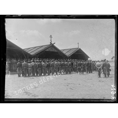 Camp de Mailly, soldats russes écoutant la messe. [légende d'origine]
