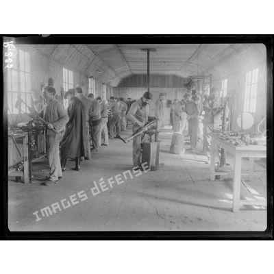 Atelier de prothèses militaires. St Maurice. Travail du bois. [légende d’origine]