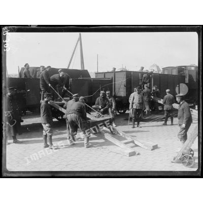 Le Havre. Prisonniers allemands travaillant sur les quais. [légende d’origine]