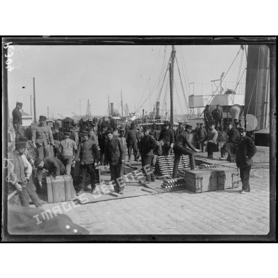 Le Havre. Soldats belges travaillant sur les quais. [légende d’origine]