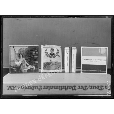 Paris. Musée Leblanc. Paquets de cigarettes suisses illustrés en honneur des alliés. [légende d'origine]