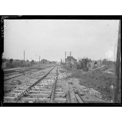 Près Roye (Somme). La voie ferrée coupée par les allemands. [légende d'origine]