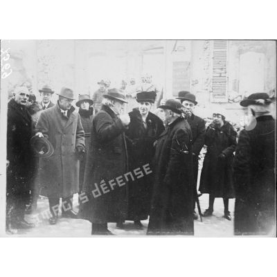 Reims. Marne. Le cardinal Luçon et M. Lloyd George devant la cathédrale de Reims. [légende d'origine]