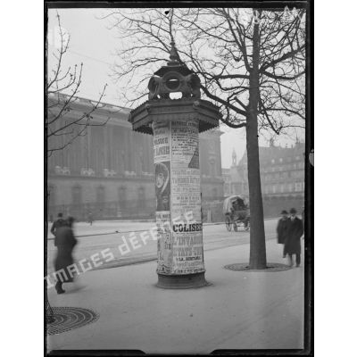 Paris, place du Louvre, une colonne Moriss. [légende d'origine]