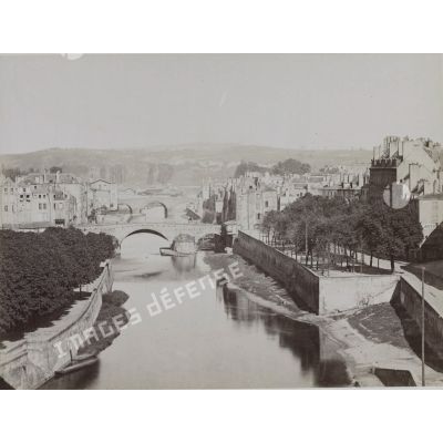 Quai St Pierre - Pont de la Boucherie St Goerges, au dessous le Pont des Grilles qui se trouve placé entre la Porte Chambière et l'Arsenal de Metz, dans le lointain le Fort St Julien. [légende d'origine]