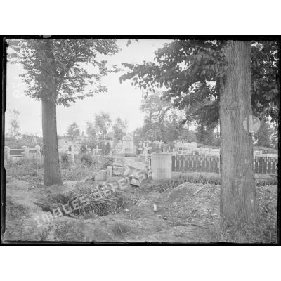 Douchy-lès-Ayette, Pas-de-Calais, le cimetière allemand. [légende d'origine]