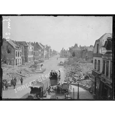 Bapaume, Pas-de-Calais, place Faidherbe et maisons détruites. [légende d'origine]