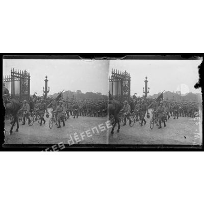 Paris. Prise d'armes du 14 juillet 1918. Les troupes italiennes arrivent aux Tuileries. [légende d'origine]