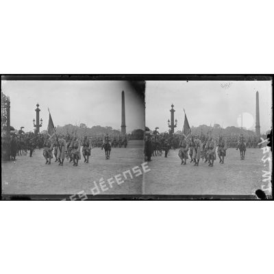 Paris, prise d'armes du 14 juillet 1918, les troupes polonaises place de la Concorde, le drapeau. [légende d'origine]