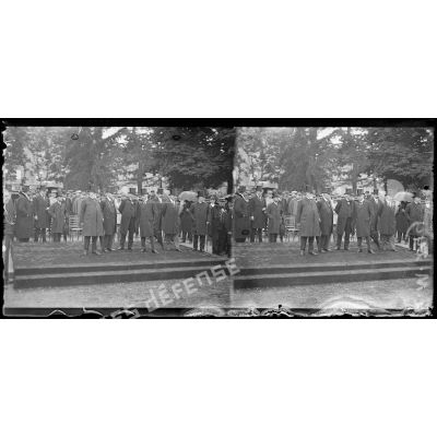 Paris, prise d'armes du 14 juillet 1918, la tribune officielle : le Président, M. Clemenceau, M. Antonin Dubost, M Paul Deschanel, les ministres. [légende d'origine]