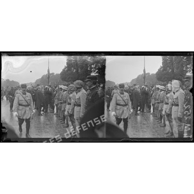 Paris, prise d'armes du 14 juillet 1918, remise de décorations par le président de la République. [légende d'origine]