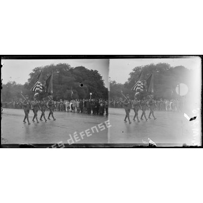 Paris, prise d'armes du 14 juillet 1918, avenue du bois de Boulogne, le défilé, un drapeau américain. [légende d'origine]