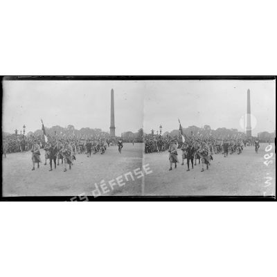 Paris, prise d'armes du 14 juillet 1918, les fusiliers-marins place de la Concorde, drapeau. [légende d'origine]