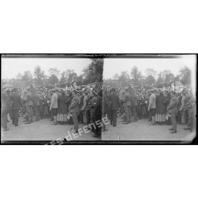 Paris, prise d'armes du 14 juillet 1918, la foule aux Tuileries. [légende d'origine]