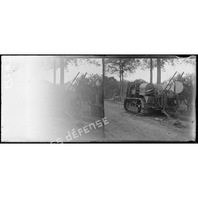 Vers Dormans, Marne, tracteur anglais démoli. [légende d'origine]