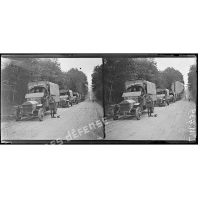 Dourdan, Seine-et-Oise, visite d'une mission siamoise aux formations automobiles. Camions conduits par des siamois. [légende d'origine]