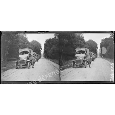 Dourdan, Seine-et-Oise, visite d'une mission siamoise aux formations automobiles. Le chef de la mission examinant les camions. [légende d'origine]