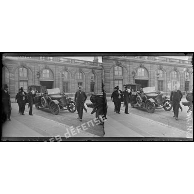 Paris, les journalistes anglais à l'Elysées. Les journalistes quittent le palais après la récéption. [légende d'origine]