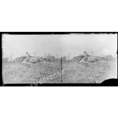 Tahure, Marne, tank allemand détruit par l'artillerie française. [légende d'origine]