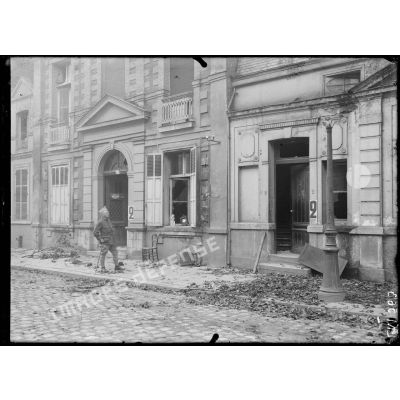 Douai, Nord, maison pillée par les allemands, 2 rue abbaye des Prés (extérieur). [légende d'origine]