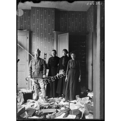 Douai, Nord, habitants revenus dans leur maison pillée par les allemands. [légende d'origine]