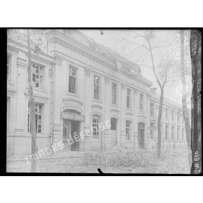 Douai, Nord, l'école des Beaux-arts, de l'industrie et du commerce transformée en caserne par les Allemands. [légende d'origine]