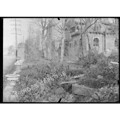 Douai, Nord. Un blockhaus à mitrailleuses allemand dans un jardin. [légende d'origine]