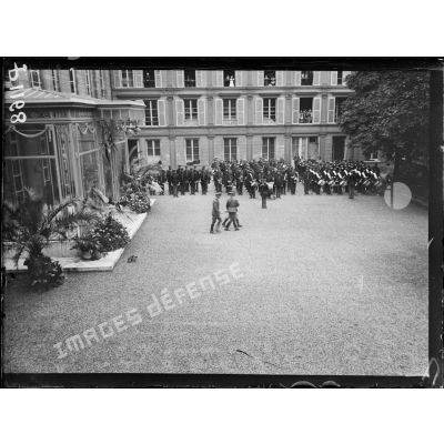 Paris, la musique de la garde républicaine au domicile du général Pershing. [légende d'origine]