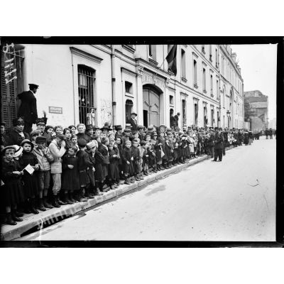 Paris, les enfants de l'école de garçons du 43 rue de Picpus attendant le passage des troupes américaines. [légende d'origine]