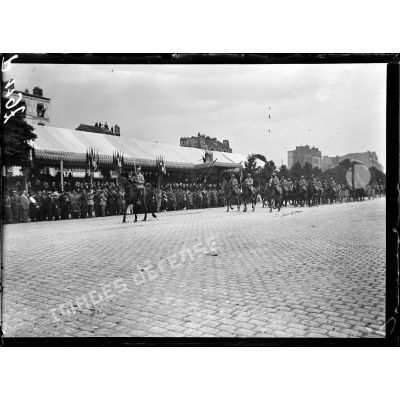 Paris. Fête Nationale. Revue du 14 juillet 1917. Cours de Vincennes. L'artillerie défile. [légende d'origine]