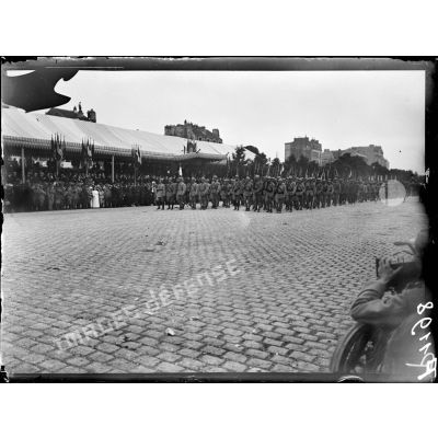 Paris. Fête Nationale. Revue du 14 juillet 1917. Cours de Vincennes. L'infanterie défile devant les tribunes. [légende d'origine]
