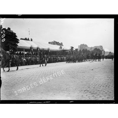 Paris. Fête Nationale. Revue du 14 juillet 1917. Cours de Vincennes. Les chasseurs à pied défilent. [légende d'origine]