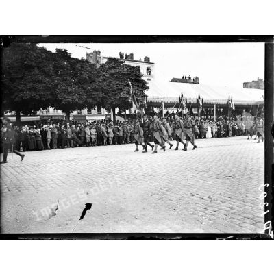 Paris. Fête Nationale. Revue du 14 juillet 1917. Cours de Vincennes. Le défilé, le drapeau des fusiliers marins. [légende d'origine]