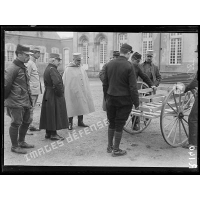 Toul, cour de la mairie. QG, le général Roques inspectant les moyens de transport d’obus de tranchée. [légende d’origine]