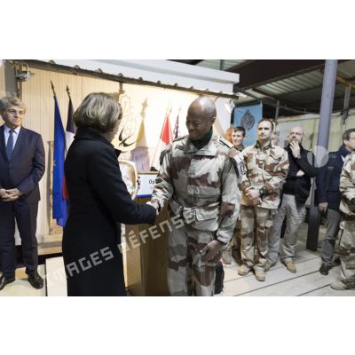 Le général de brigade aérienne Jean-Marc Vigilant remet un cadeau à la ministre des Armées, sur le camp de Bagdad, en Irak.