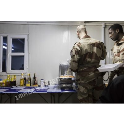 Des soldats participent à une réception sur le camp de Bagdad, en Irak.