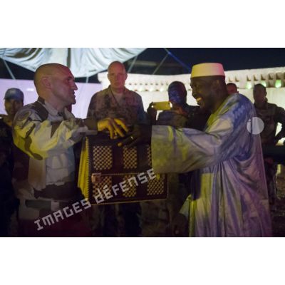 Remise de cadeau au colonel Olivier Vidal, représentant du commandant de la force (REPCOMANFOR), par un personnel malien à Gao, au Mali.