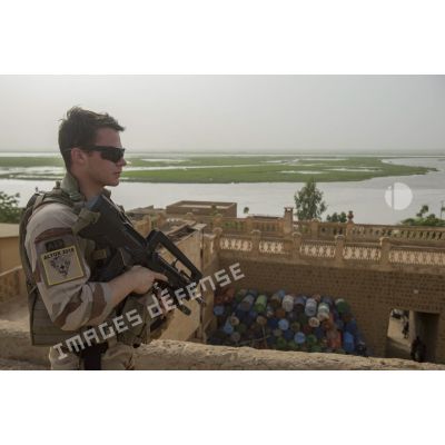 Un légionnaire du 2e régiment étranger de parachutistes (REP) sécurise les toits de l'ancien cinéma de Gao, au Mali.