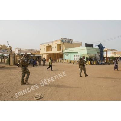 Des casques bleus britanniques patrouillent dans les rues de Gao, au Mali.