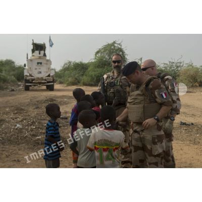 Le colonel Yann de kermenguy discute avec des enfants de Gao, au Mali.
