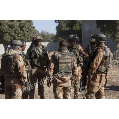 Un chef de groupe du 21e régiment d'infanterie de marine (21e RIMa) transmet ses consignes à ses hommes à Markala, au Mali.