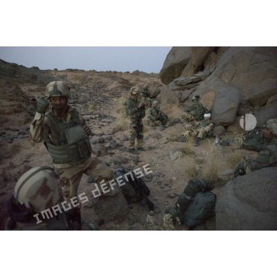 Des soldats du 2e régiment étranger de parachutistes (2e REP) et du 1er régiment de chasseurs parachutistes (1er RCP) mènent une reconnaissance dans le massif de l'Adrar des Ifoghas, au Mali.