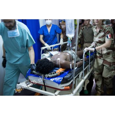 L'équipe médicale transfère un blessé au bloc opératoire du Rôle 2 de Gao, au Mali.