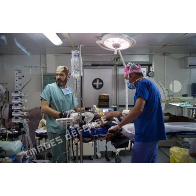 Des chirurgiens interviennent sur un blessé au bloc opératoire du Rôle 2 de Gao, au Mali.